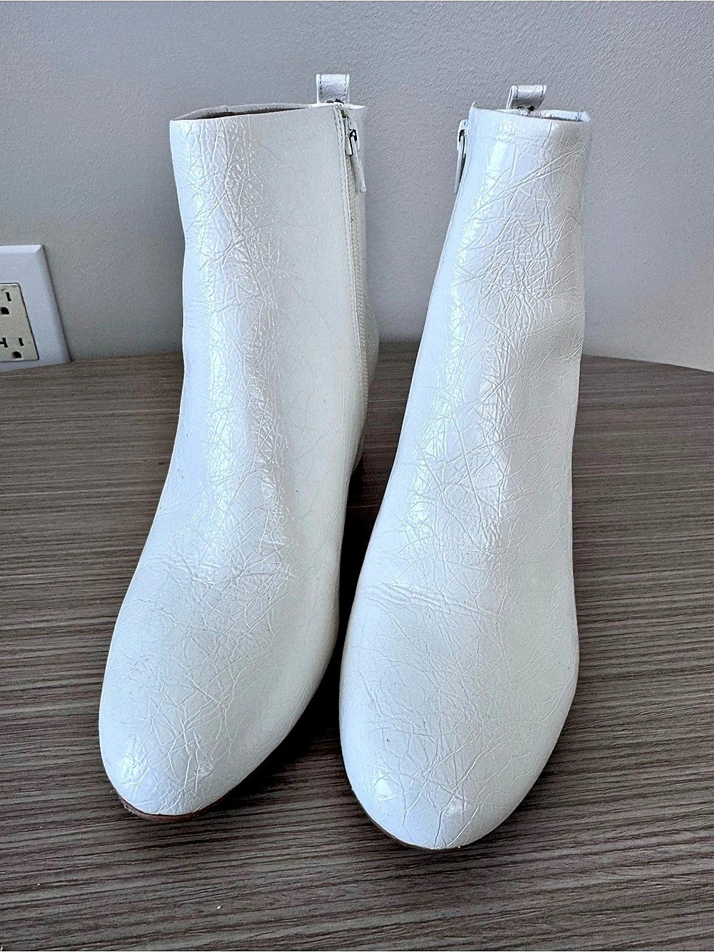 Gianni Bini White Pointed-Toe Heeled Ankle Boots Like New